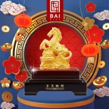 HAMPERS CHINESE NEW YEAR PATUNG KUDA EMAS BERDIRI DIATAS GUCI EMAS DAN KOIN KEBERUNTUNGAN  PENARIK KEKAYAAN